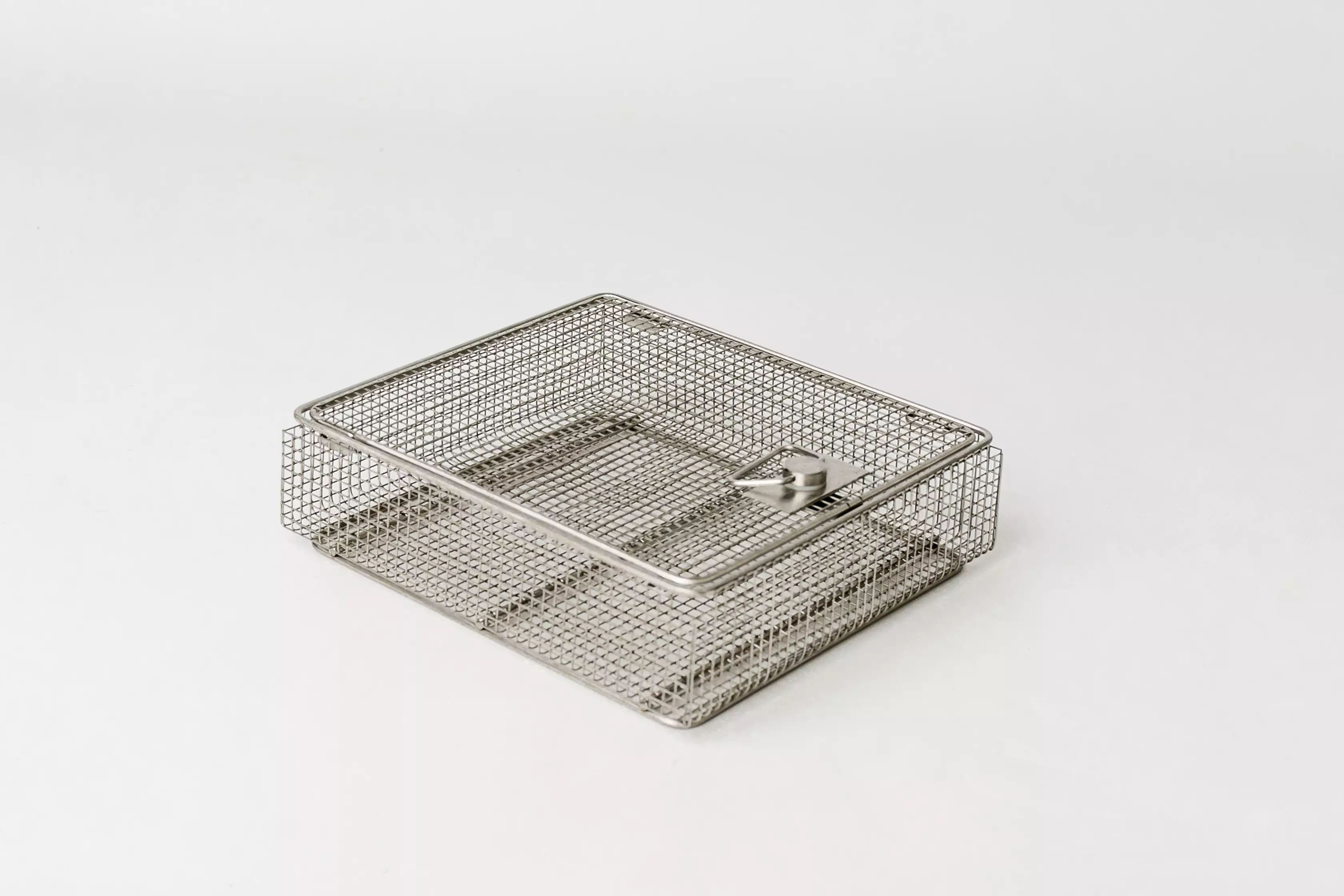 Kosz druciany z pokrywką